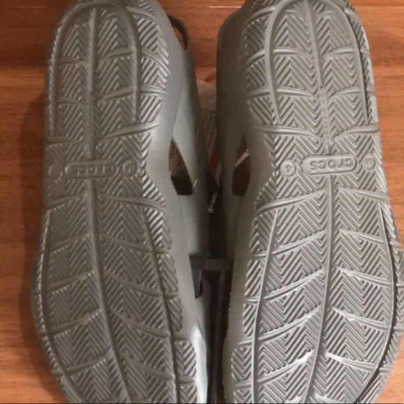 Kids NEW Crocs, SIZE 4 - Picture 3 of 5